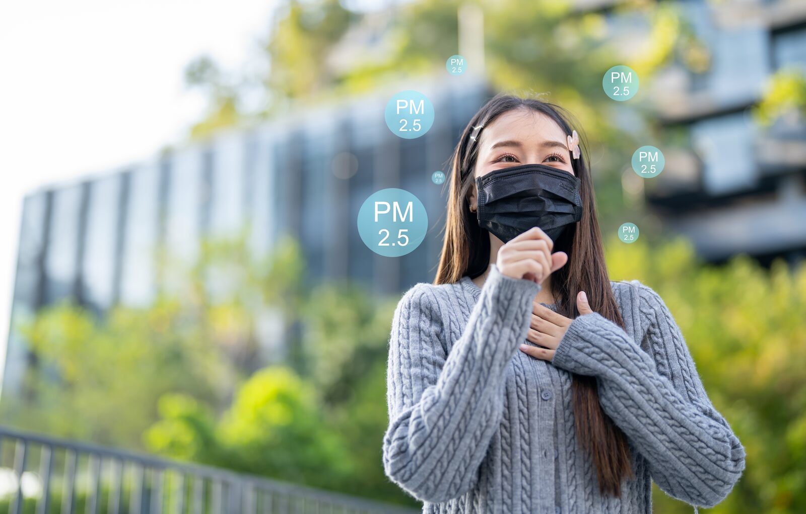 ผู้หญิงมีอาการแพ้ฝุ่น PM 2.5 ที่สังเกตได้ คืออาการไอ ระคายคอ