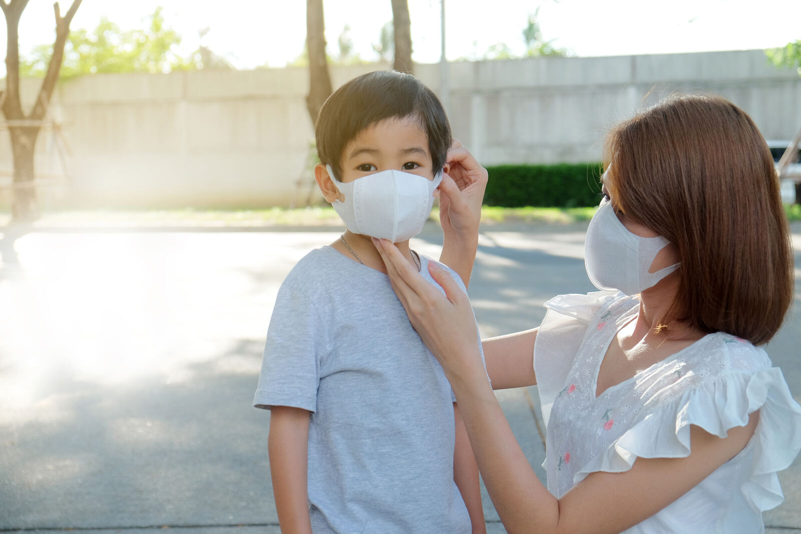 การสวมใส่หน้ากากอนามัยเป็นวิธีป้องกันฝุ่น PM2.5 ให้ลูก