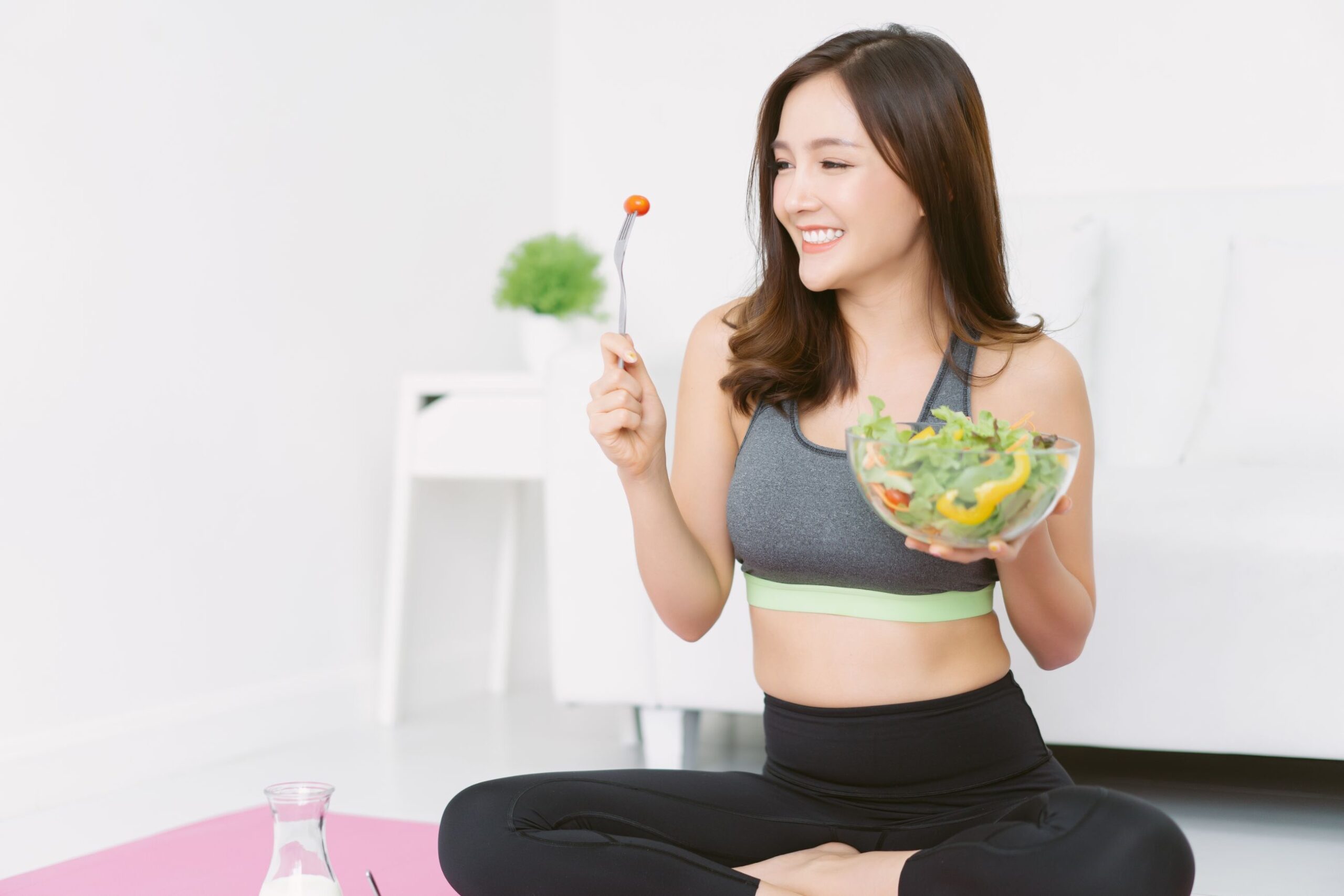 ผู้หญิงกินอาหารเพื่อสุขภาพ 2025