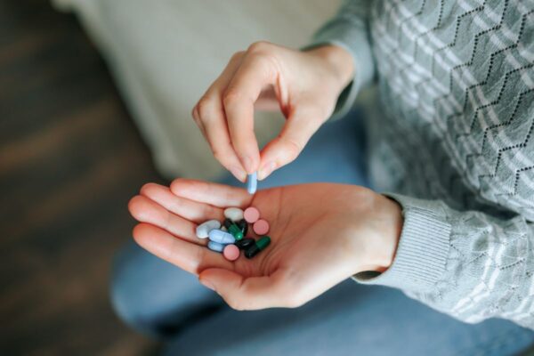 หญิงสาวกินวิตามินบำรุงร่างกาย เฉพาะวิตามินที่สามารถทานคู่กันได้