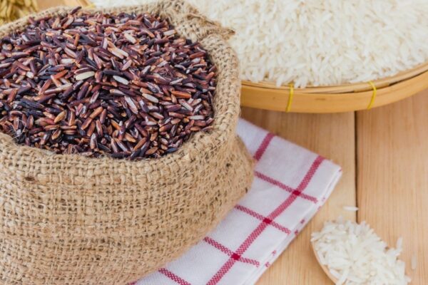 ประโยชน์ที่แตกต่างของข้าวกล้องและข้าวขาว