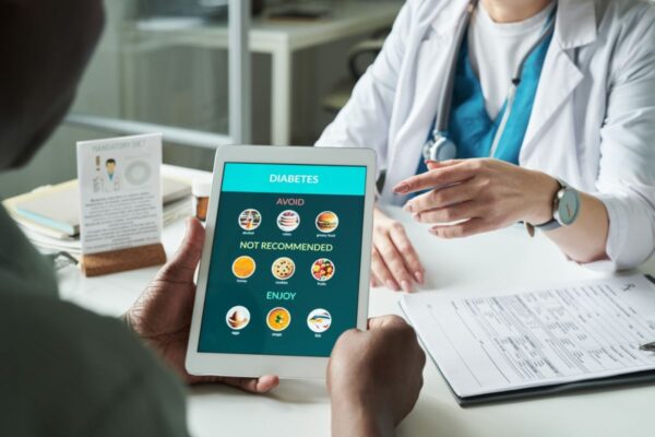 ผู้ป่วยปรึกษาแพทย์เรื่องผลไม้ที่คนเป็นเบาหวานกินได้