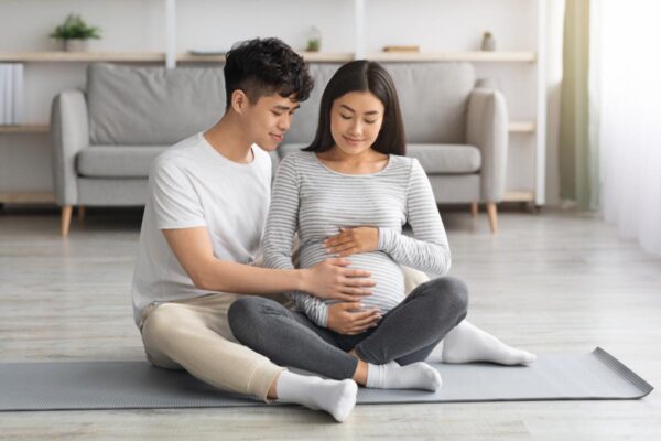 คุณพ่อและคุณแม่ ให้กำลังใจกันก่อนเตรียมตัวคลอด